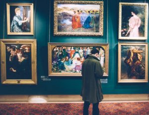 Il ruolo del gallerista d'arte: Guida completa sulle responsabilità e le competenze